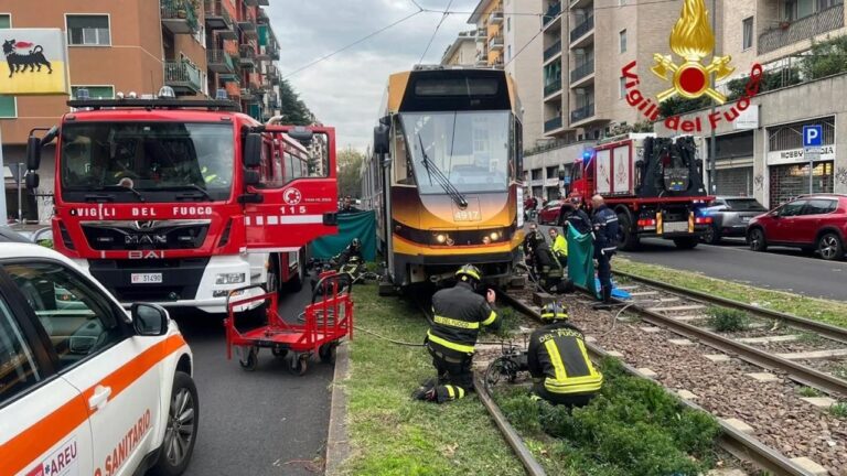 Milano: 14enne muore investito da un tram