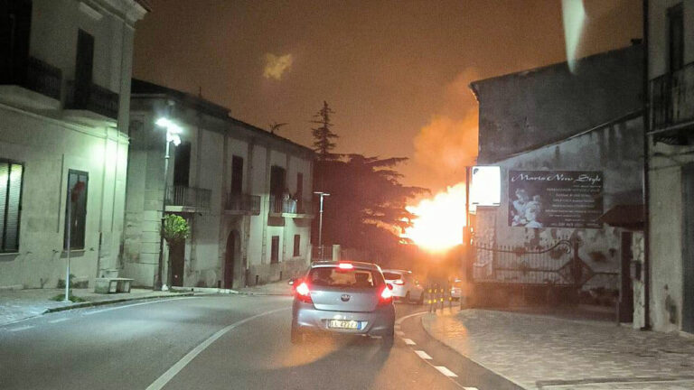 Valle Caudina: esplode metanodotto, fiamme minacciano le abitazioni