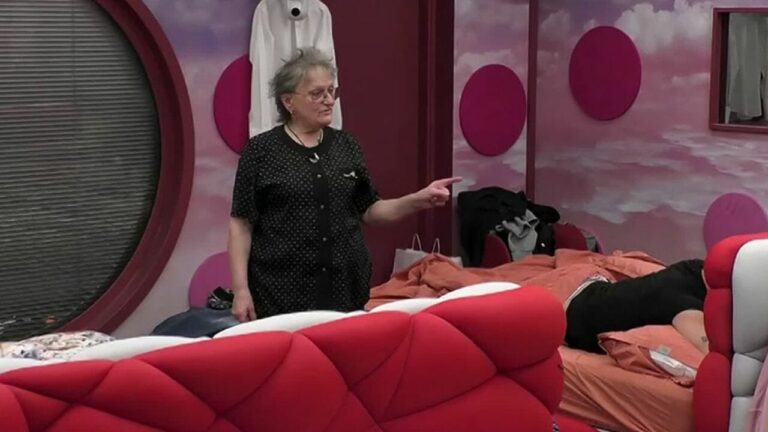 Tata Carla show al Gf Vip: “Fuori dal letto ora!”
