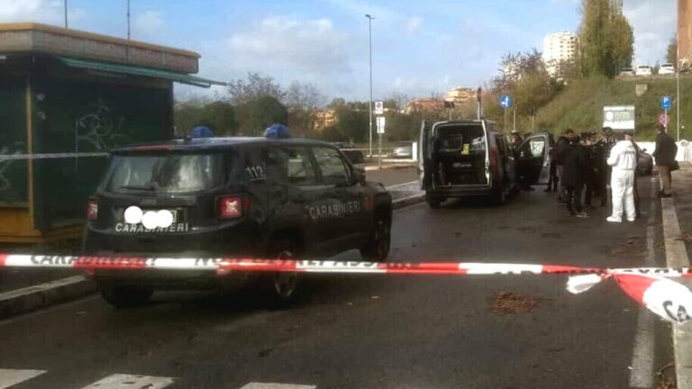 Roma: spara in riunione di condominio, 3 morti e 4 feriti