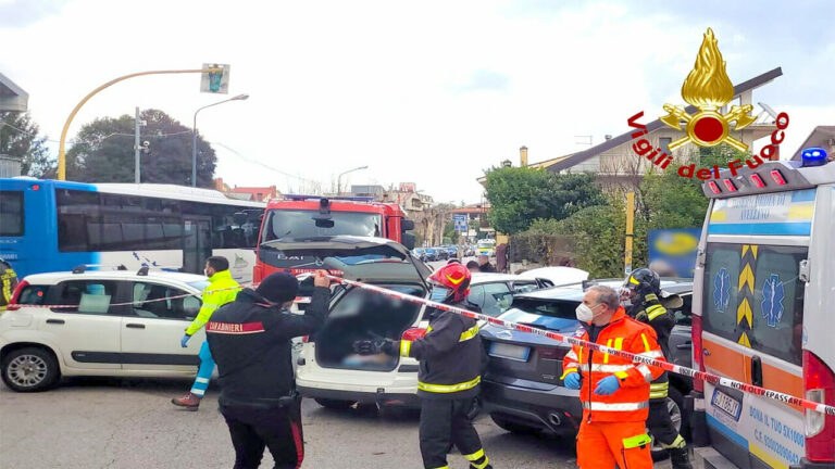 Monteforte Irpino: si schiantano tre auto, 6 feriti