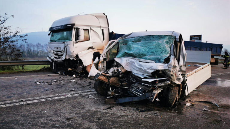 Incidente Stradale Si Schianta Contro Un Camion Enne Muore Sul Colpo