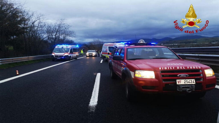 Incidente autostrada: minibus si ribalta sull’A1. Un morto e 4 feriti