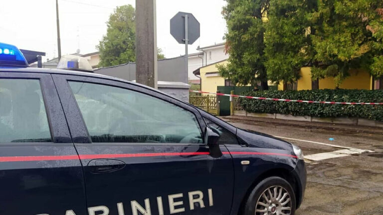 Modena: accoltella moglie e suocero, poi si impicca