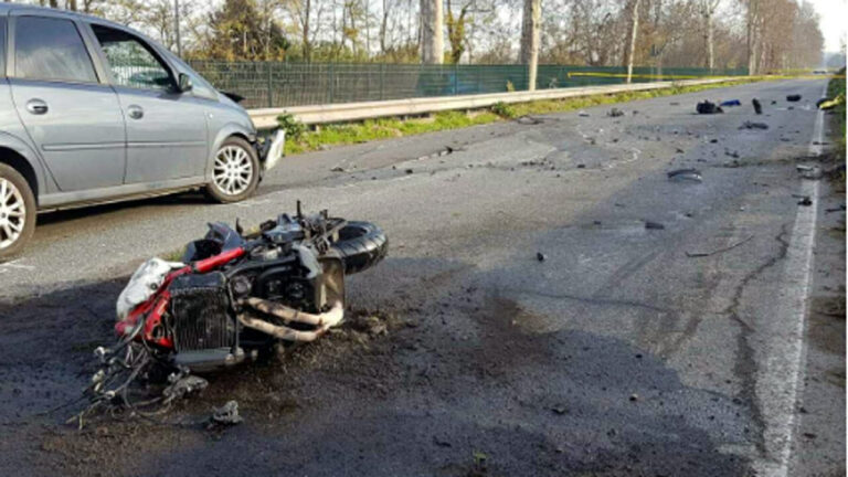 Roma: 21enne muore nel frontale fra auto e moto