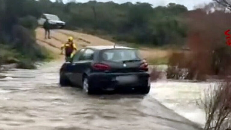 Torrente In Piena Lo Travolge In Auto Uomo Muore Annegato