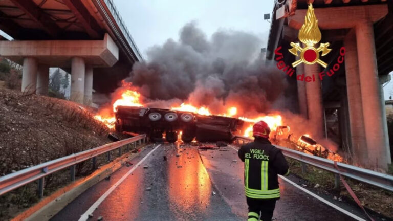 Autostrada A1 incidente stradale: tir già dal viadotto prende fuoco, morto l’autista