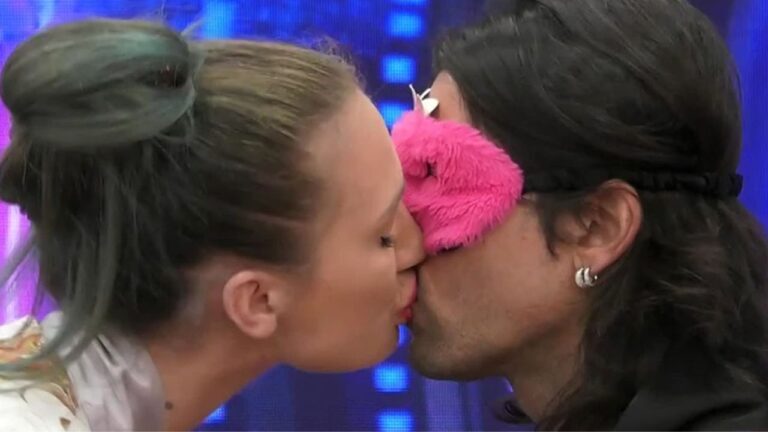 Grande Fratello Vip, Onestini bacia Nikita