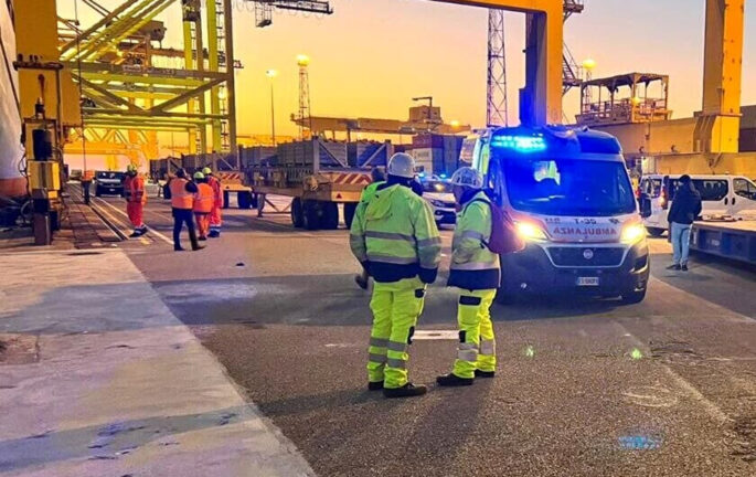 Paolo Borselli morto annegato a Trieste mentre lavora. Finisce in mare col muletto