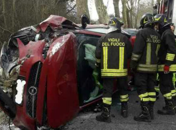Roma: incidente stradale fra auto sulla via Tiberina. Un morto