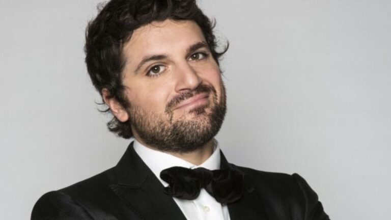 Frank Matano la denuncia: “una testata secca sulla bocca”