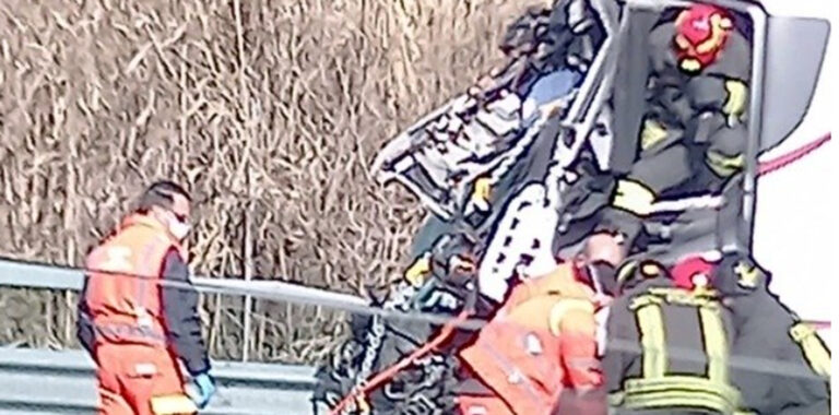 Autostrada A14: bus e camion si scontrano, morto Antonio Di Sabato