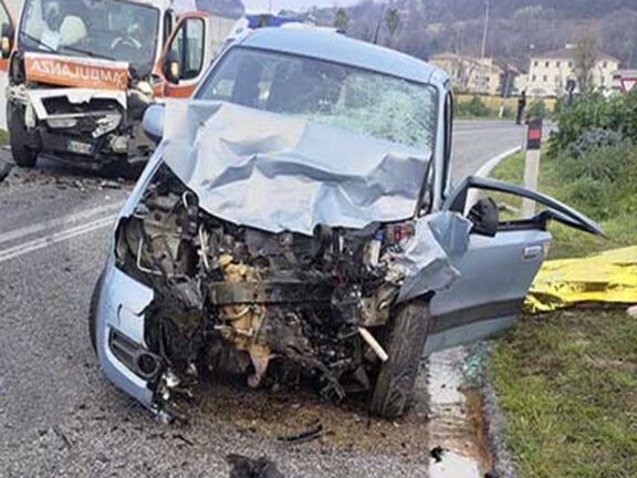 Autostrada Caserta-Salerno: auto contro ambulanza, morto 28enne