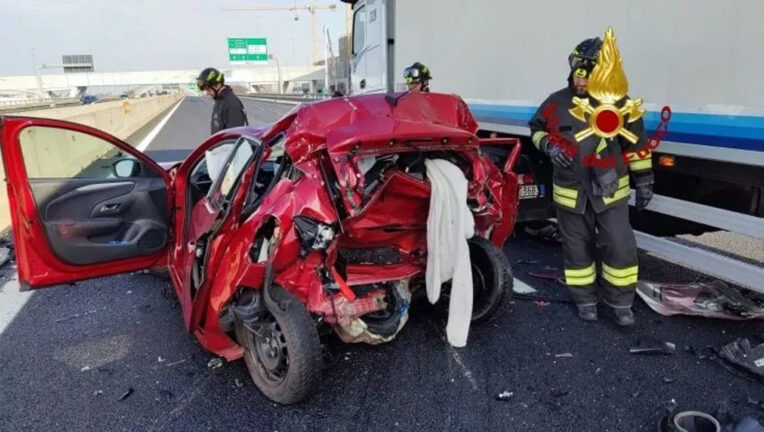 Autostrada A4: incidente fra auto e tir, 2 morti e 4 feriti
