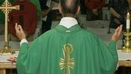 Donna si innamora del prete e lo perseguita fino a tentare l'omicidio