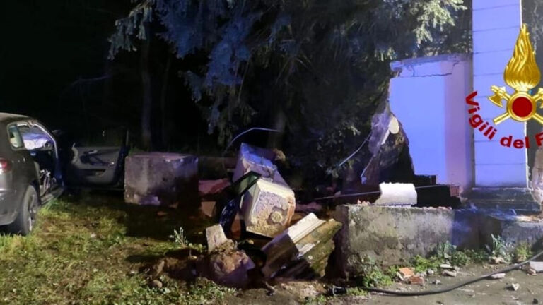 Robecco sul Naviglio: auto contro un muro, 4 ragazzi feriti, 2 gravissimi