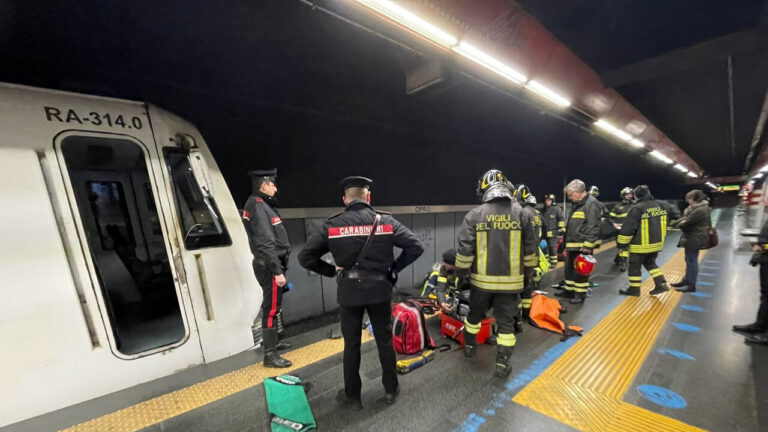 Roma: Metro A, uomo morto investito dal treno, si era lanciato sui binari
