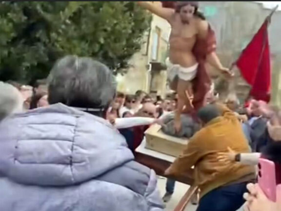 Agrigento: statue “cadenti” durante le processioni di Pasqua