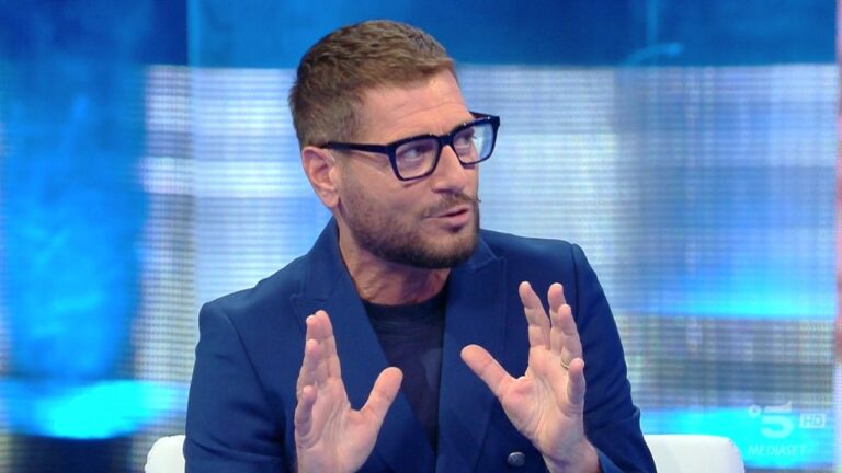 Enrico Papi duro scontro con gli autori dell’Isola