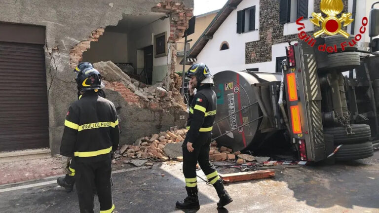 Merlino: cisterna del latte abbatte parete di una villetta