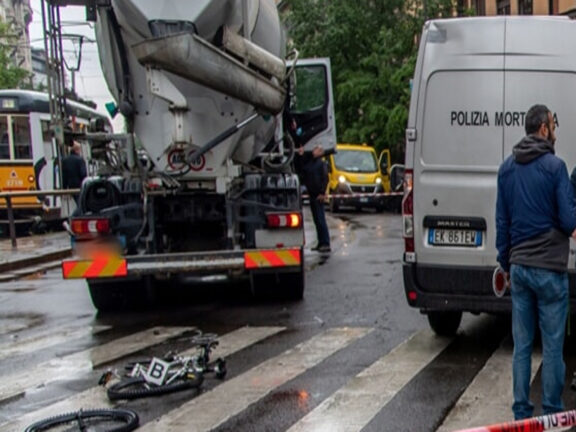 Milano: 39enne morta sul colpo, investita da una betoniera