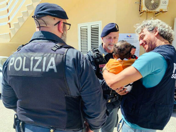 Lampedusa: Ismail, 3 mesi, senza mamma. Sotto custodia del Questore