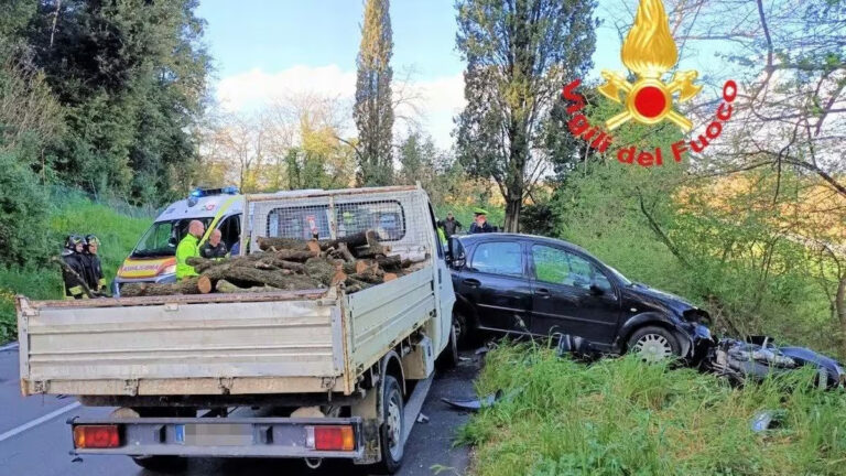 Perugia: morti 2 uomini in scontro frontale