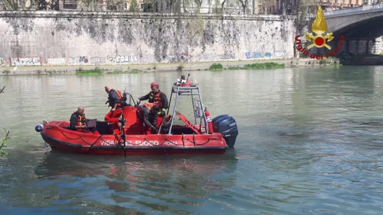 Roma: trovato cadavere nel Tevere, è di un 29enne