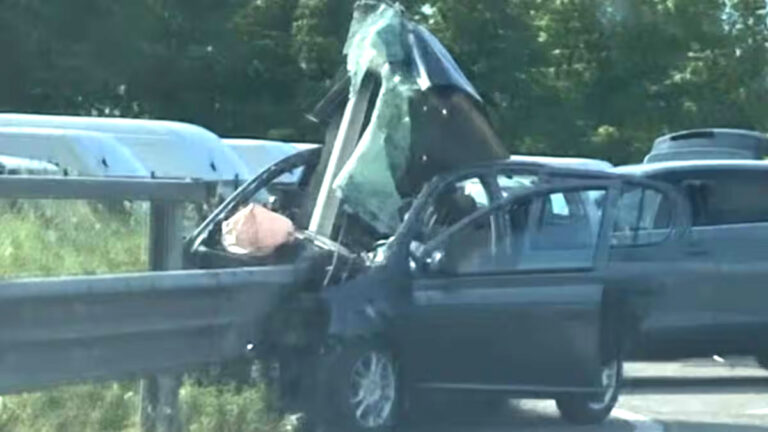 Serravalle Pistoiese: auto tagliata a metà dalle lamiere del guardrail