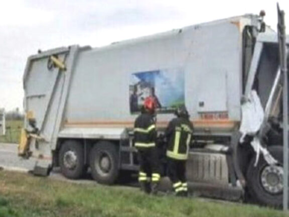 Genova: pedone muore messo sotto dal camion dei rifiuti