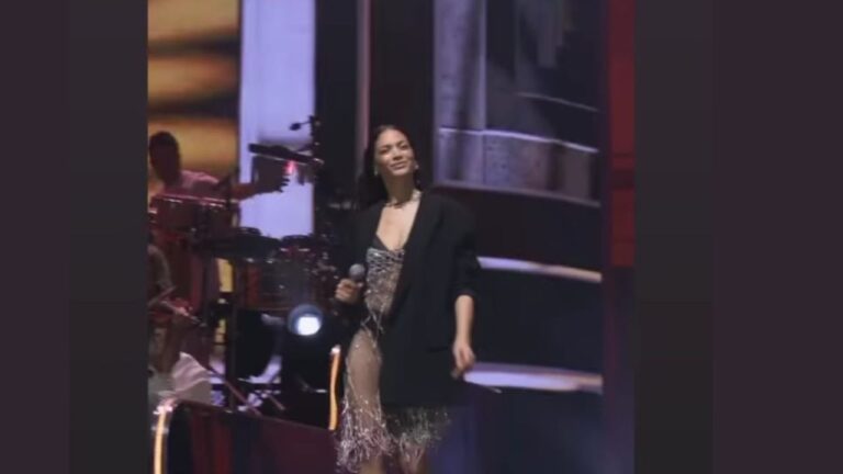 Elodie l’abito di cristalli è trasparente, intimo in bella vista