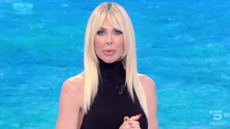 Ilary Blasi spacco vertiginoso e schiena nuda