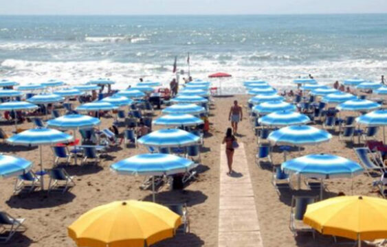 Jesolo: malore in mare, muore davanti a moglie e figli