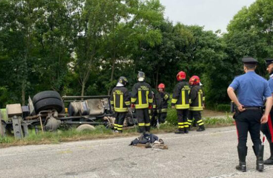 Spilimbergo: si ribalta autocisterna morto il conducente