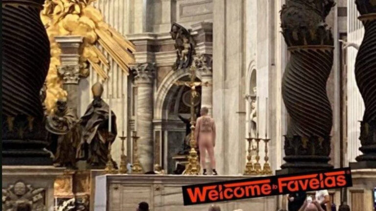 Vaticano: uomo si denuda sull’altare di San Pietro