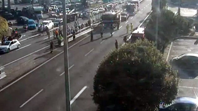 A12: pullman in fiamme in galleria, chiusa autostrada