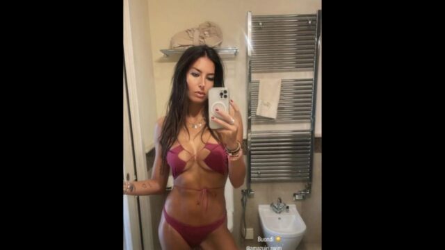 Elisabetta Gregoraci il bikini è micro e fa sognare i fan