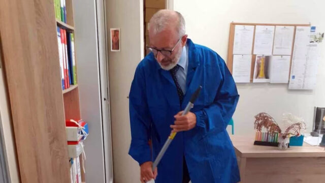Pavia: mancano i bidelli, Daniele Bonomi preside imbraccia la scopa e pulisce la scuola