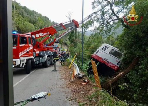 Savona: strage sfiorata, autobus precipita in una scarpata