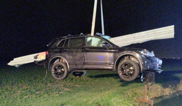 Vigarano Mainarda: guardrail infilza l’auto, gravi padre e figlio