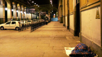 Lecco: senzatetto trovato morto sotto i portici