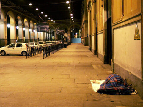 Lecco: senzatetto trovato morto sotto i portici