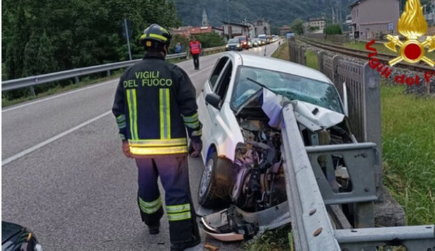 Solagna Infilza Con L Auto Il Guardrail Grave La Conducente