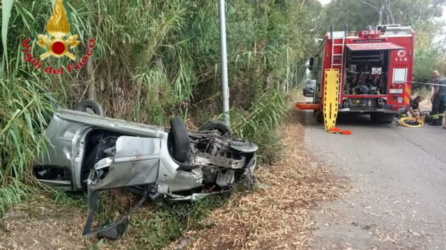 Tarquinia: auto fuori strada, vigili del fuoco lo estraggono dalle lamiere