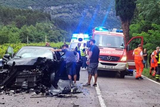 Trento: frontale fra due auto, 5 feriti, 2 gravi
