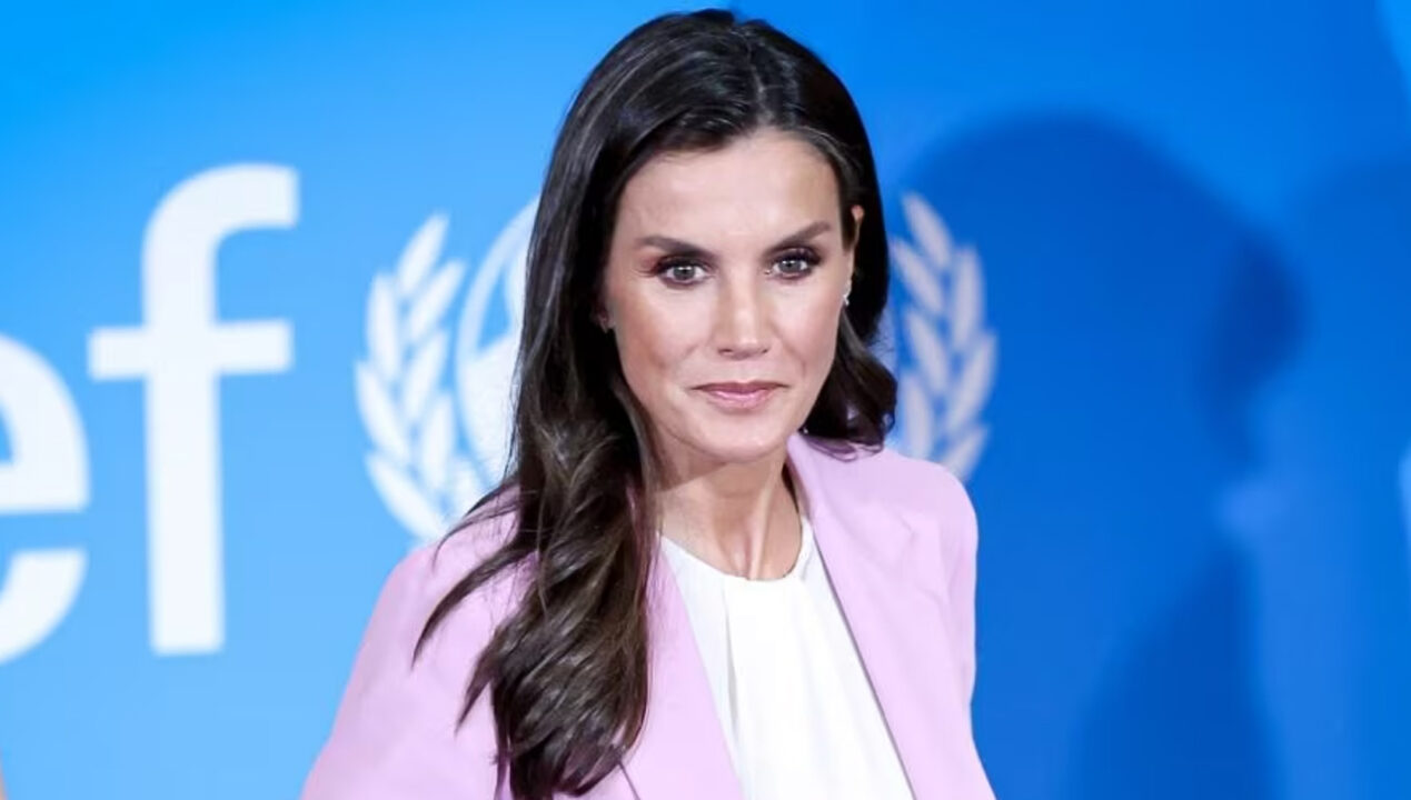 Letizia di Spagna torna a lavoro con il colore lilla