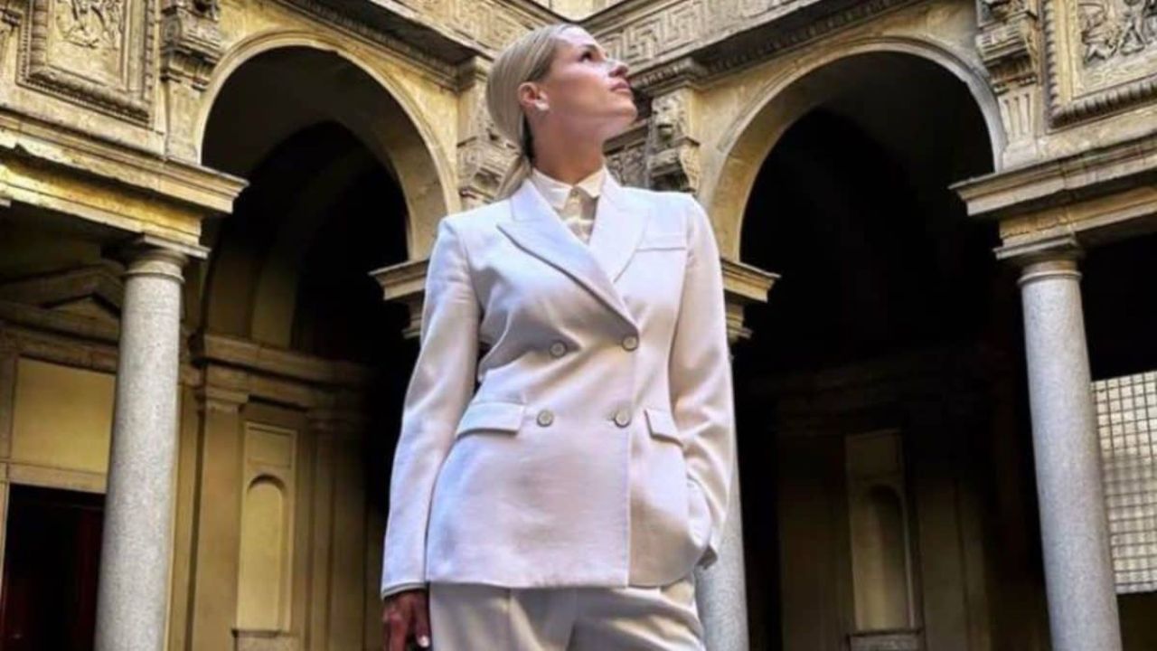 Michelle Hunziker con il tailleur total white è divina