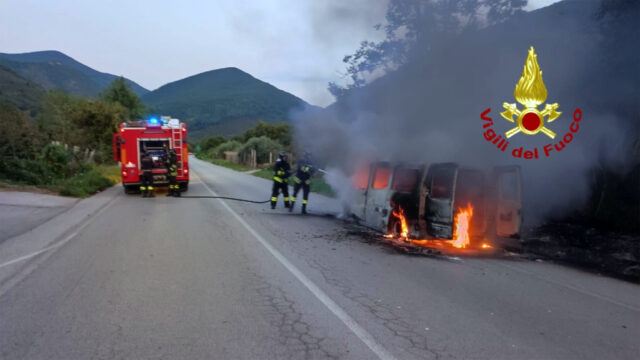 Mugnano del Cardinale, pulmino in fiamme: 6 persone si salvano