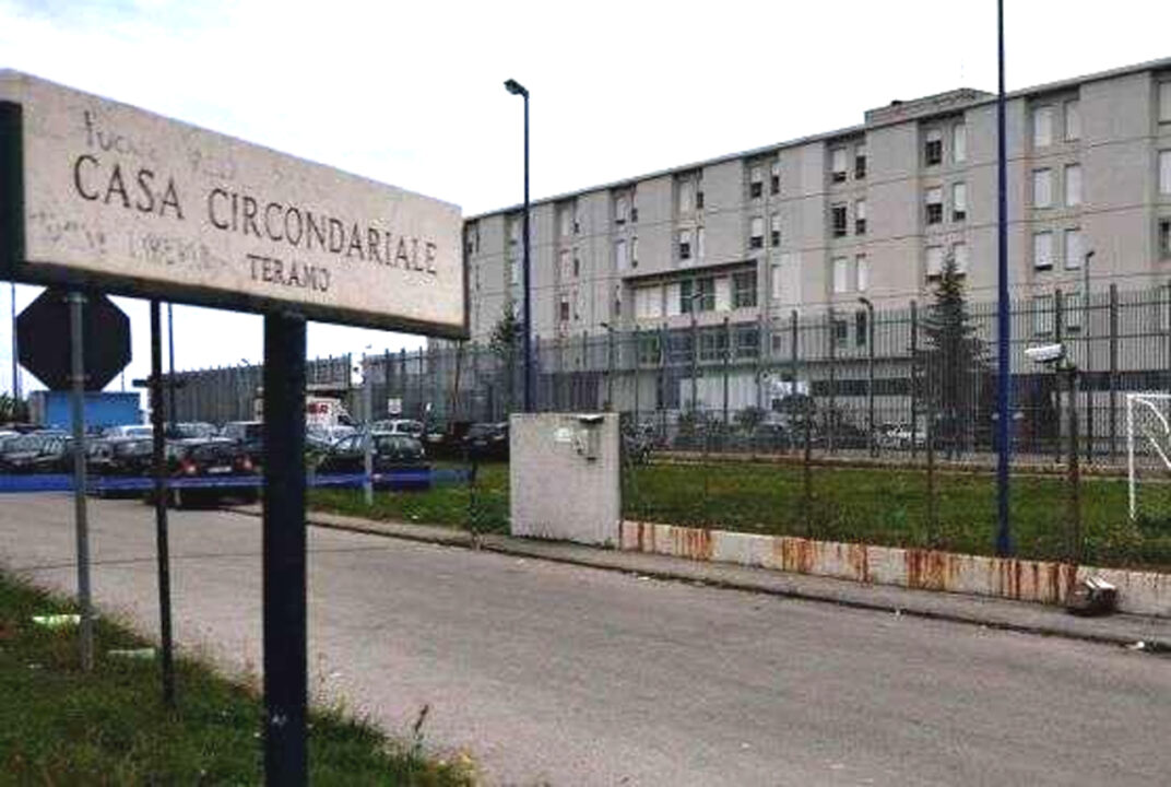 Teramo: fuga rocambolesca di un detenuto dal carcere