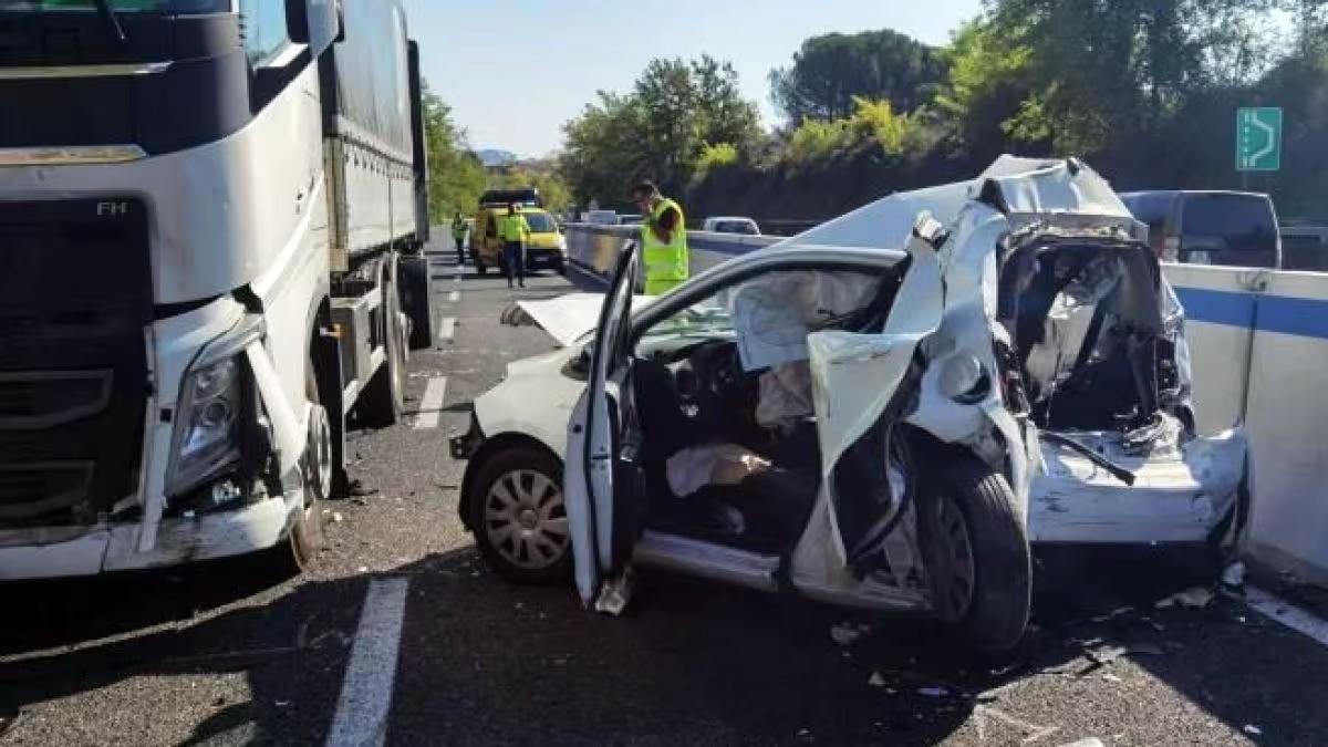 Badesse: un morto e cinque feriti sulla Siena-Firenze. Auto contro tir